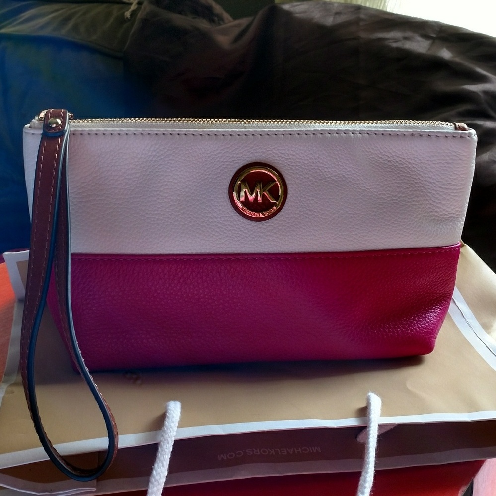 Michael Kors wristlet - Picture 1 of 6